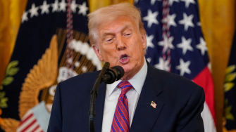 La demanda se produce después de que The Wall Street Journal informara sobre una felicitación por el cumpleaños de 50 al delincuente sexual Jeffrey Epstein que Trump supuestamente envió en 2003 y que incluía un dibujo sexualmente sugerente y una referencia a secretos que compartían.