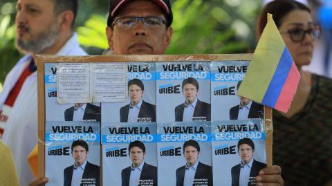 En medio de un acto público en un barrio popular de Bogotá el sábado, el senador de 39 años recibió tres impactos de bala, dos de ellos en la cabeza, de acuerdo con los paramédicos que lo atendieron.

Para más información del tema, visita: https://www.eleconomista.com.mx/internacionales/miguel-uribe-aspirante-presidencia-baleado-colombia-maxima-gravedad-20250608-762708.html 

¡Síguenos en nuestras redes sociales para mantenerte informado!

Twitter: https://twitter.com/eleconomista 
Facebook: https://www.facebook.com/ElEconomista.mx
Instagram: https://www.instagram.com/eleconomistamx
LinkedIn: https://www.linkedin.com/company/el-economista/

#ElEconomista #EETV