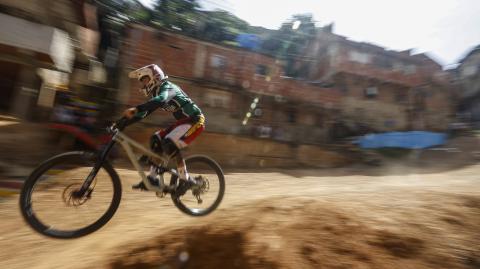 Un ciclista de descenso participa en la competencia de descenso urbano Petare en Alta en Petare, estado Miranda, Venezuela.
